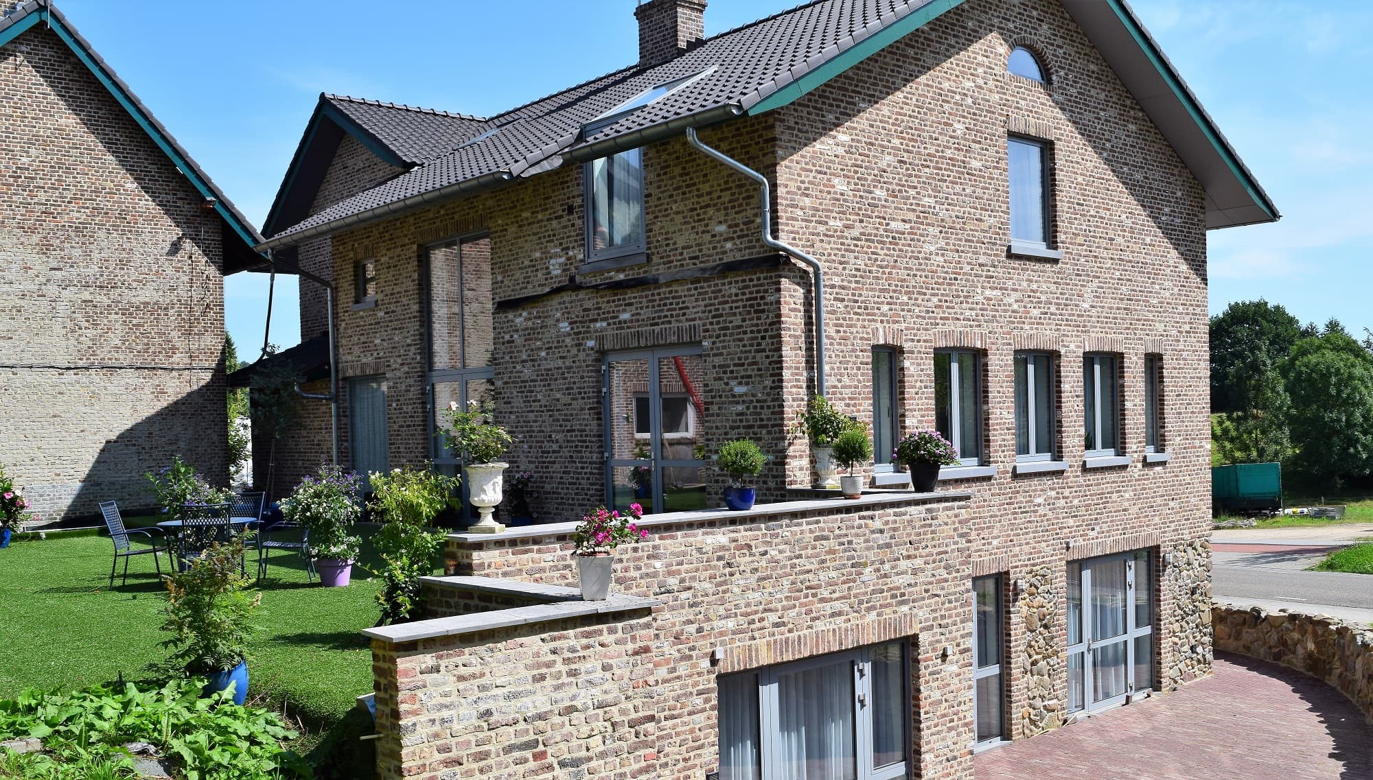 Het gebouw en terras van Mamelis Care in Vijlen